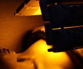 가슴 성형 수술후 스마트 룩스 LED 장비로 붓기 관리를 받고있다.